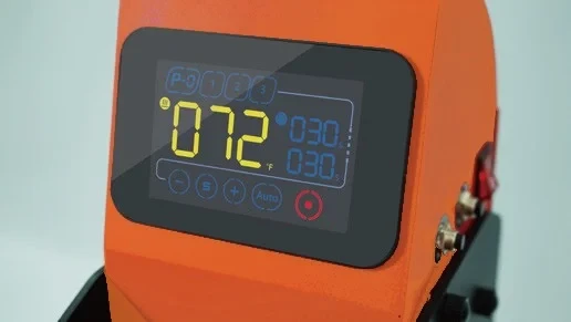 Detalle de la pantalla táctil de la plancha Beinsen Malvinas mostrando temperatura, temporizador y memorias