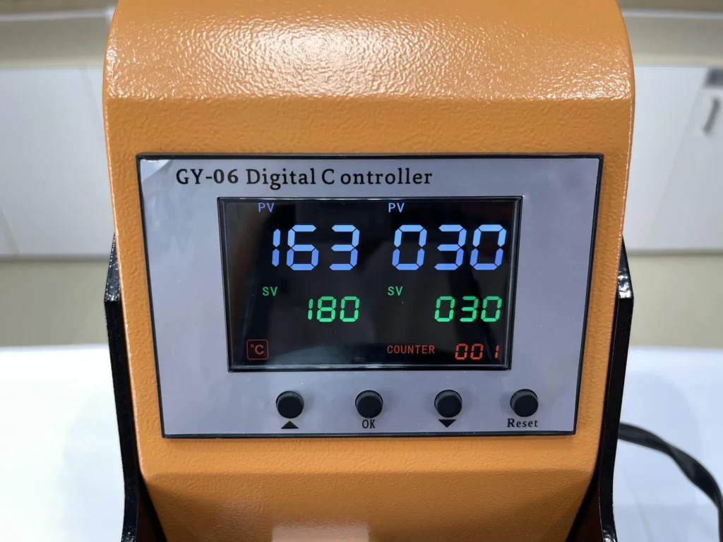 Detalle del controlador digital GY-06 de la plancha para gorras Beinsen Obrei, con lectura de temperatura, tiempo y contador