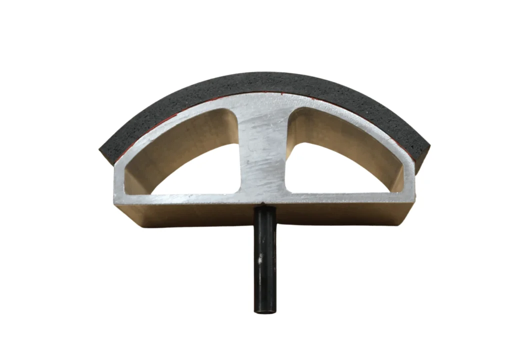 Detalle de la resistencia curva de 10x20 cm para gorras de la plancha Beinsen Obrei, en aluminio con banda de presión