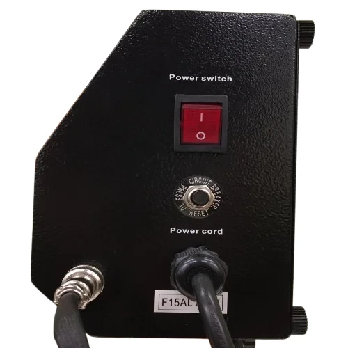 Detalle del panel de control con interruptor general y entrada de corriente de la plancha Beinsen Chinela