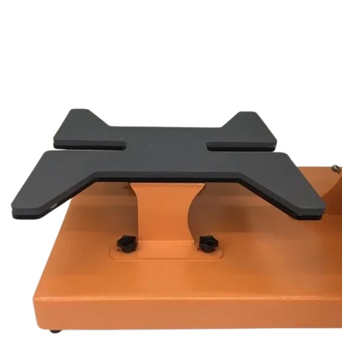 Detalle del plato inferior giratorio en forma de soporte ergonómico para zapatillas de la plancha Beinsen Chinela