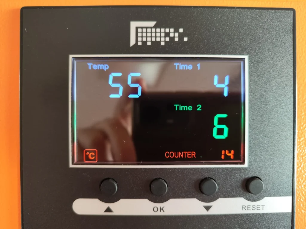 Pantalla táctil de la Beinsen Esparta mostrando temperatura, tiempo y contador de ciclos