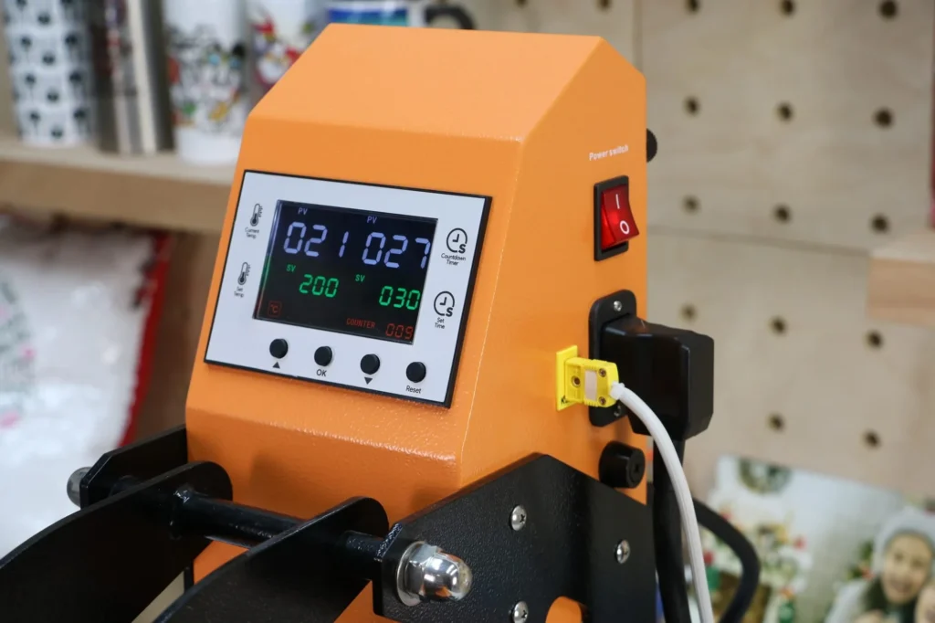 Detalle de la pantalla digital de control de temperatura y tiempo de la plancha transfer Beinsen Guyana