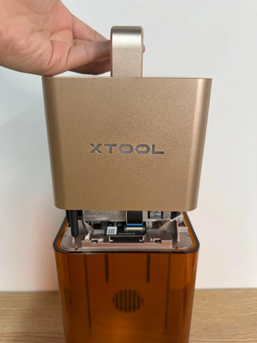 Sustituir la placa del indicador del logotipo de xTool F2 Sustituir la placa del indicador del logotipo de xTool F2