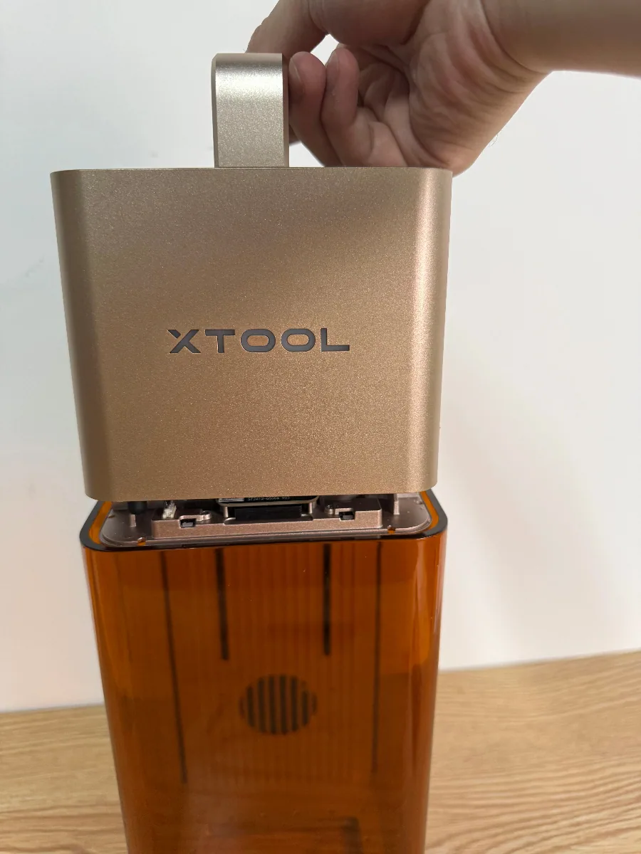 Sustituir la placa del indicador del logotipo de xTool F2 Sustituir la placa del indicador del logotipo de xTool F2