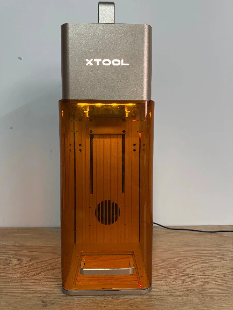 Sustituir la placa del indicador del logotipo de xTool F2 Sustituir la placa del indicador del logotipo de xTool F2