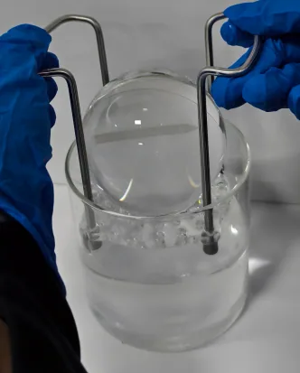 Fabricación de la base de sujeción para el grabado de bolas de cristal Fabricación de la base de sujeción para el grabado de bolas de cristal