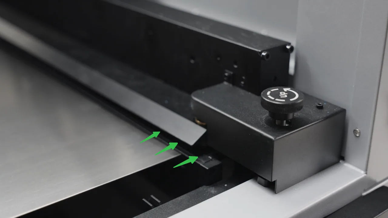 Cómo colocar y fijar la chapa de material en el xTool MetalFab CNC Cutter Cómo colocar y fijar la chapa de material en el xTool MetalFab CNC Cutter