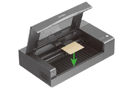 Usa las pinzas de sujeción de material de la xTool P2/P2S Usa las pinzas de sujeción de material de la xTool P2/P2S