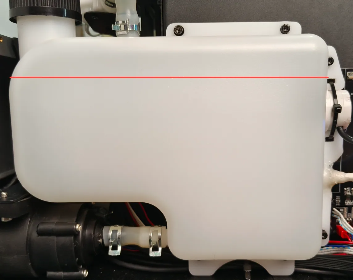 Solucionar "Flujo del depósito de agua demasiado bajo" en la xTool P2 Solucionar "Flujo del depósito de agua demasiado bajo" en la xTool P2