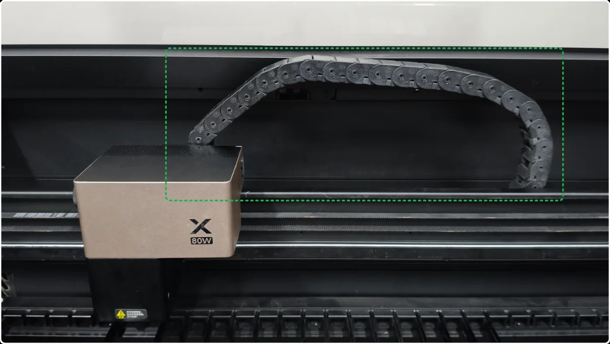 Diagnóstico de abombamiento de la cadena portacables del eje X de la xTool P3 Diagnóstico de abombamiento de la cadena portacables del eje X de la xTool P3