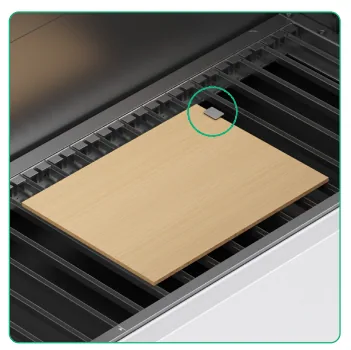 Utilizar las pinzas para material de la xTool P3 image.png