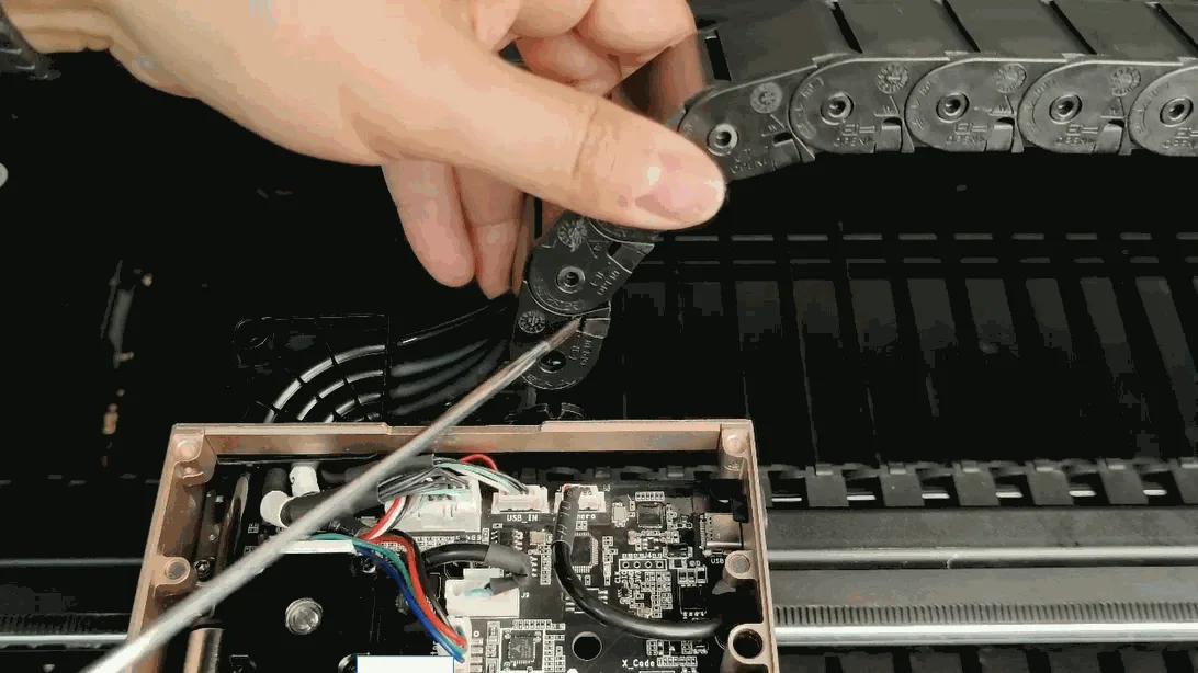 Diagnóstico de abombamiento de la cadena portacables del eje X de la xTool P3 Diagnóstico de abombamiento de la cadena portacables del eje X de la xTool P3