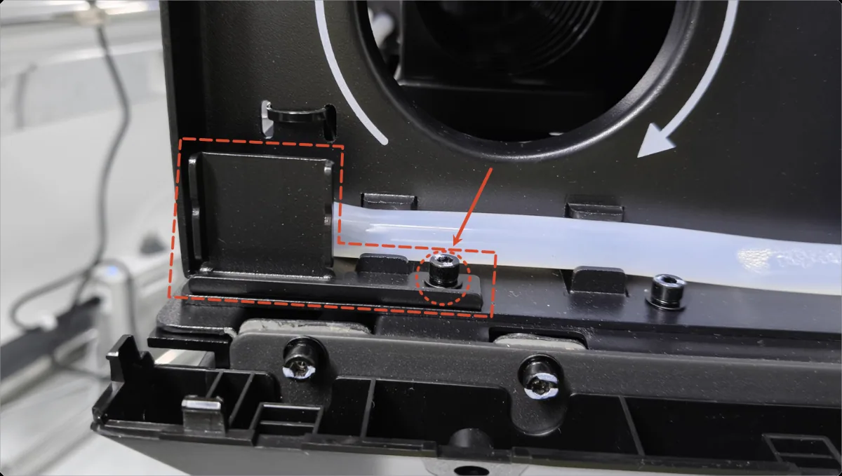 Sustituir el silenciador de plástico por una versión metálica para la bomba de aire de la xTool P3 Sustituir el silenciador de plástico por una versión metálica para la bomba de aire de la xTool P3
