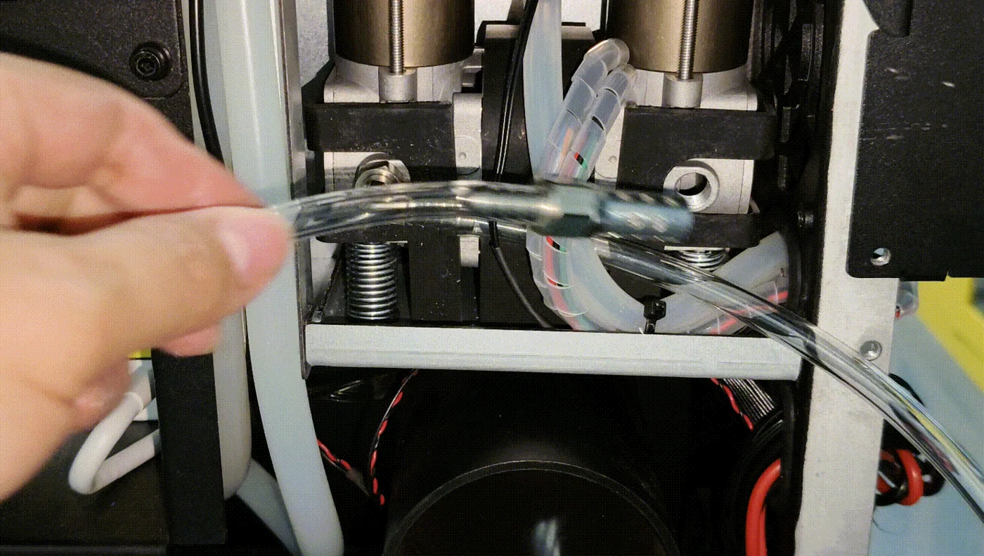 Sustituir el silenciador de plástico por una versión metálica para la bomba de aire de la xTool P3 Sustituir el silenciador de plástico por una versión metálica para la bomba de aire de la xTool P3