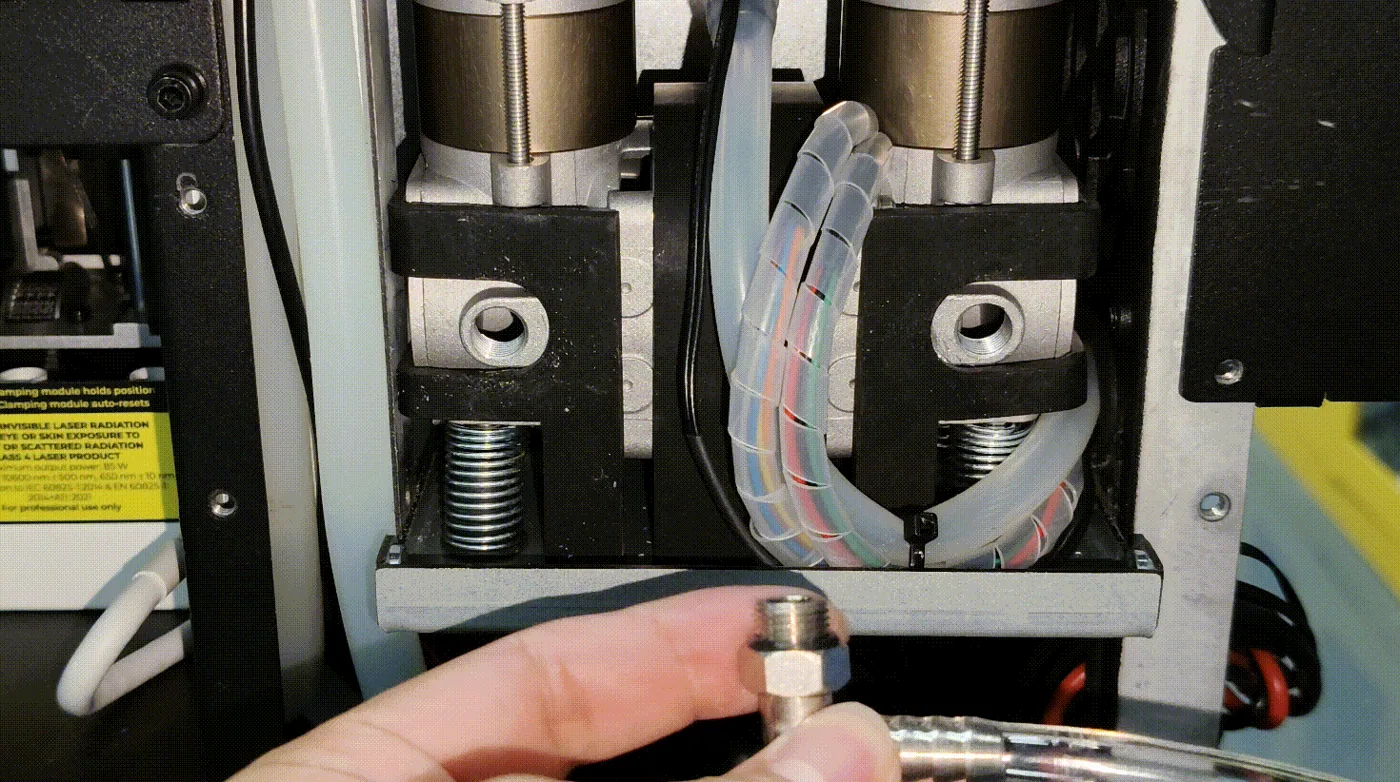 Sustituir el silenciador de plástico por una versión metálica para la bomba de aire de la xTool P3 Sustituir el silenciador de plástico por una versión metálica para la bomba de aire de la xTool P3