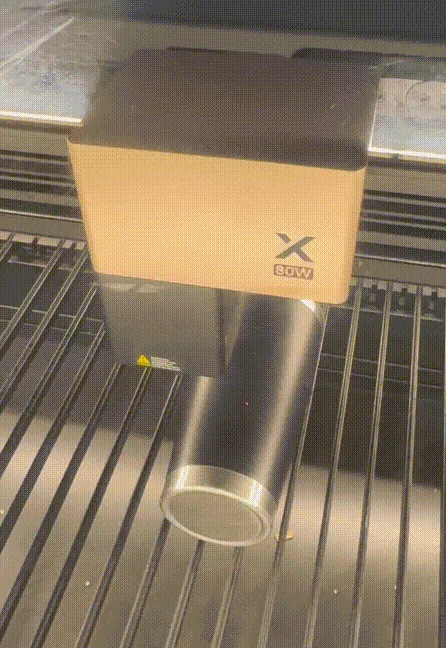 Procesar materiales curvos con la xTool P3 20250929152711_rec_.gif