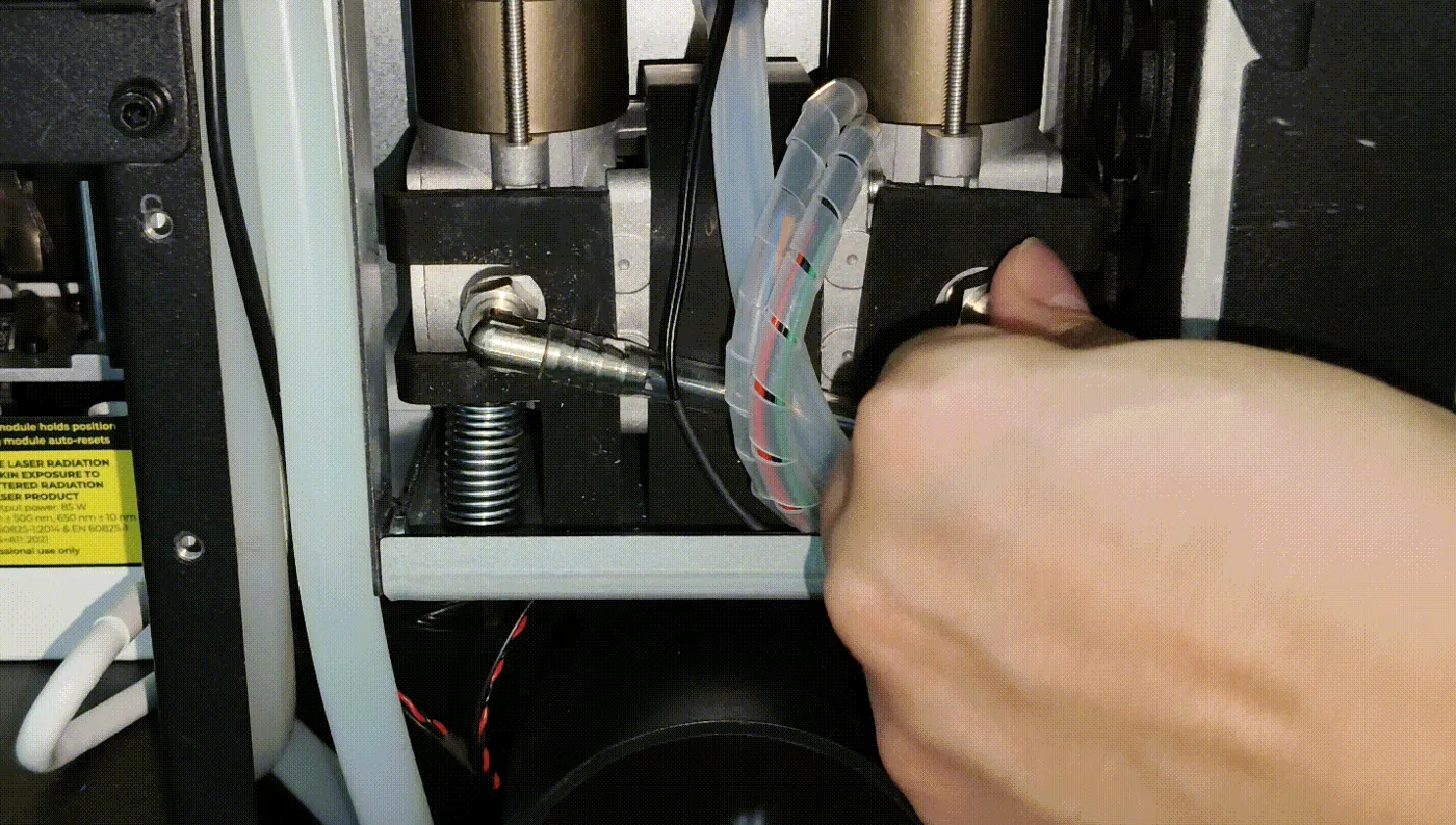 Sustituir el silenciador de plástico por una versión metálica para la bomba de aire de la xTool P3 Sustituir el silenciador de plástico por una versión metálica para la bomba de aire de la xTool P3
