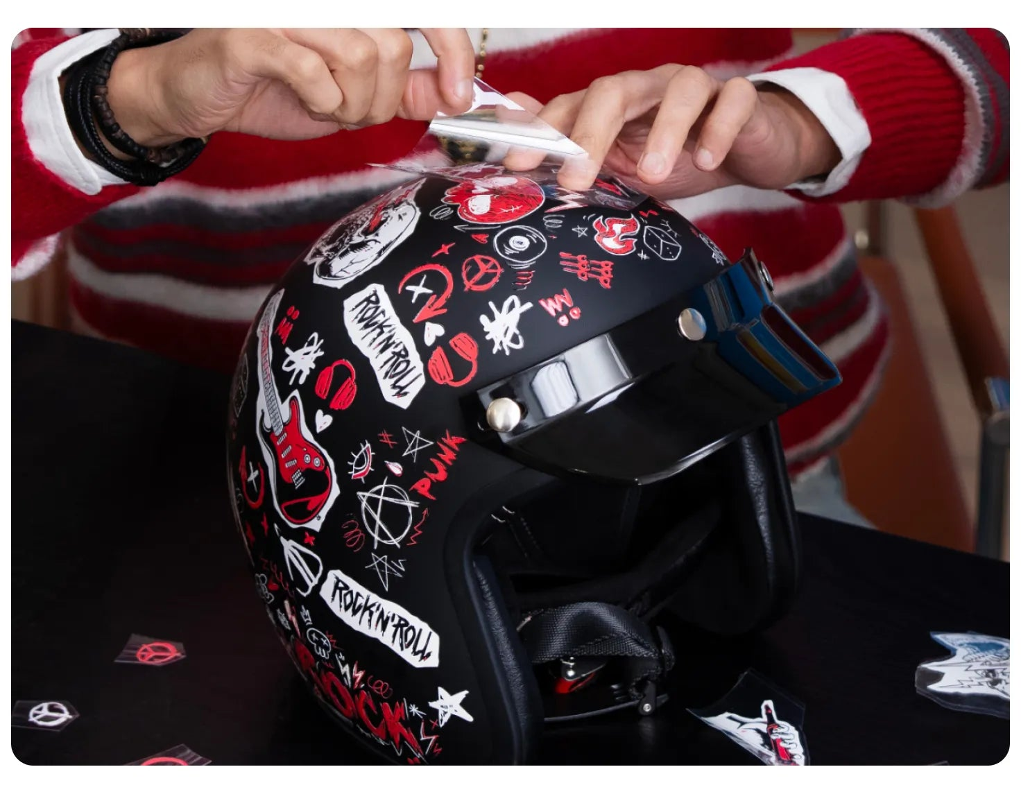 Aplicacion de una pegatina UV DTF sobre un casco con superficie curva