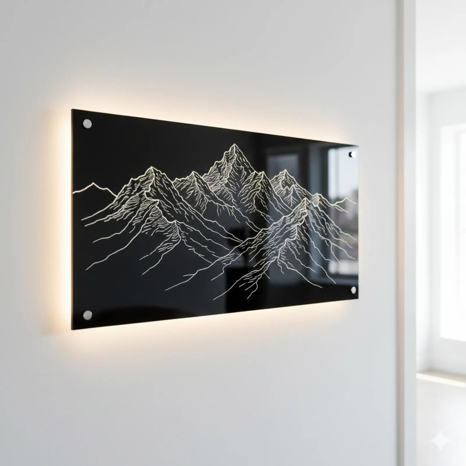 Cuadro de acrílico negro con una cordillera grabada en líneas finas, montado sobre una pared blanca con iluminación indirecta por detrás
