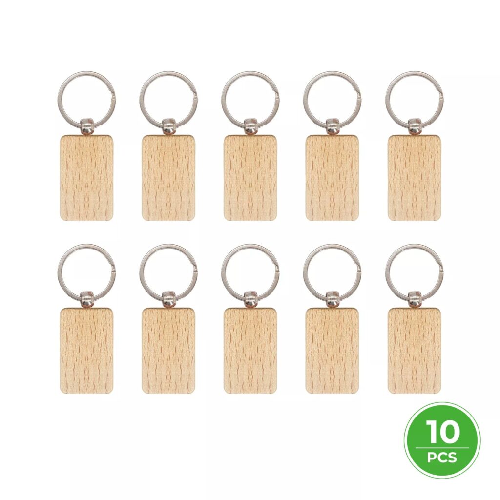 Diez llaveros de madera clara de forma rectangular con las esquinas redondeadas, cada uno con su anilla metalica