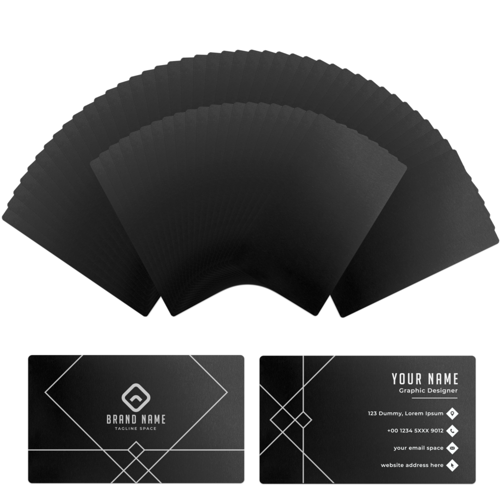 Abanico de tarjetas de visita de aluminio negro brillante junto a dos tarjetas con un diseno grabado