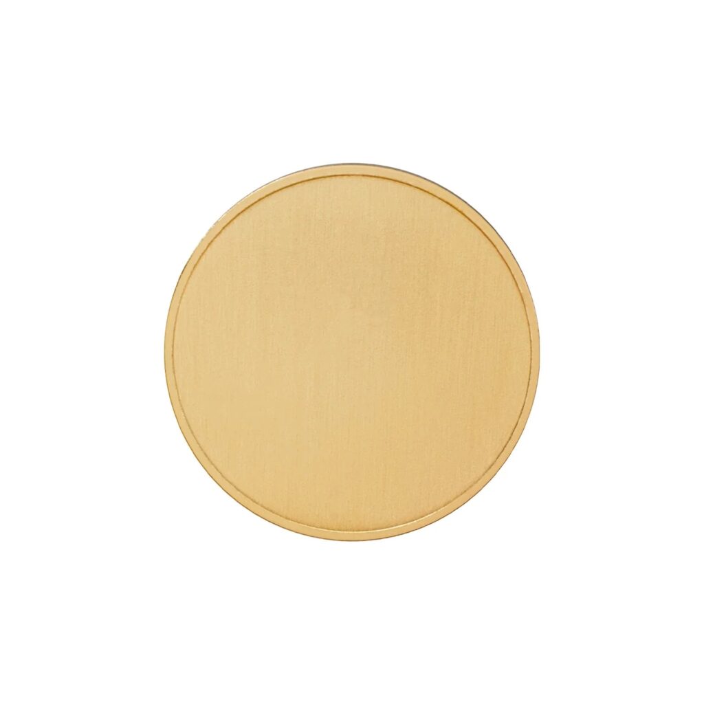 Moneda de laton en blanco de 40 mm, vista de frente sobre fondo blanco, con el reborde perimetral y la superficie cepillada lista para grabar