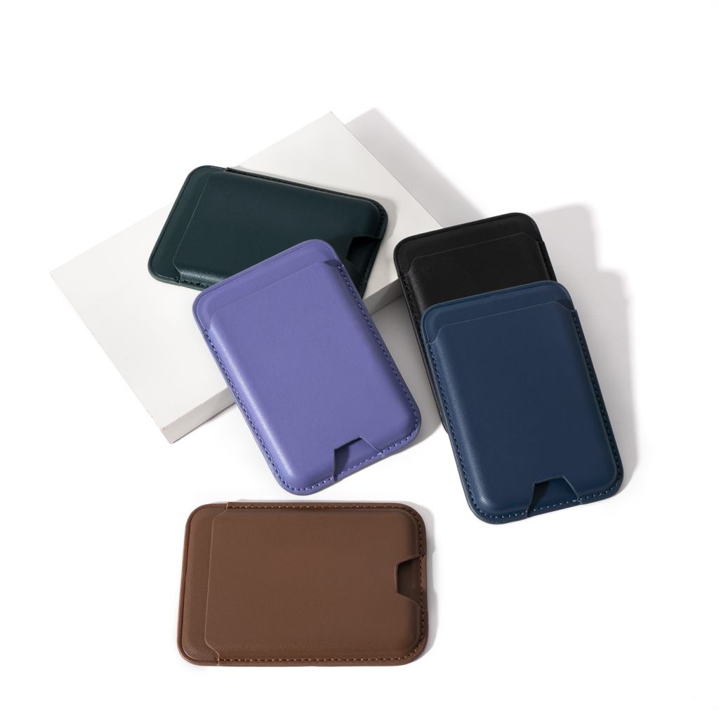 Las cinco carteras magnéticas de polipiel xTool en negro, verde bosque, azul, morado y marrón sobre cajas blancas