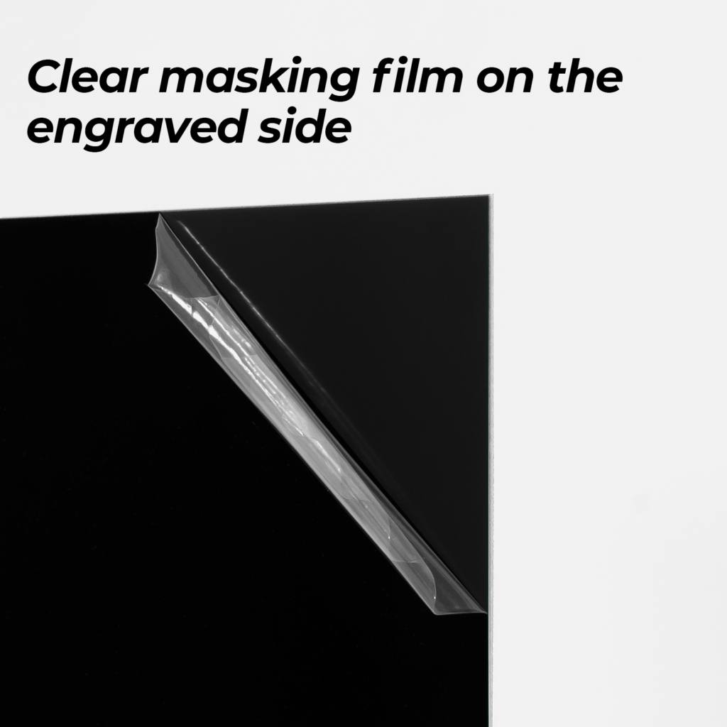 Film protector transparente despegándose de la cara negra de grabado de la hoja de plástico bicolor