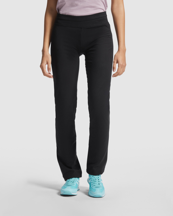 Pantalón Roly Box negro puesta
