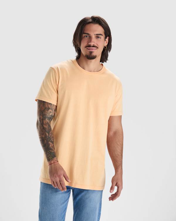 Camiseta Roly Corgi amarillo sweet lavado puesta