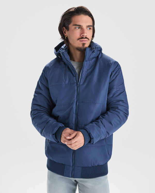 Chaqueta Roly Surgut negro puesta