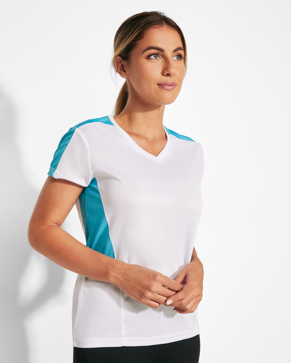 Camiseta Roly Suzuka blanco/turquesa puesta